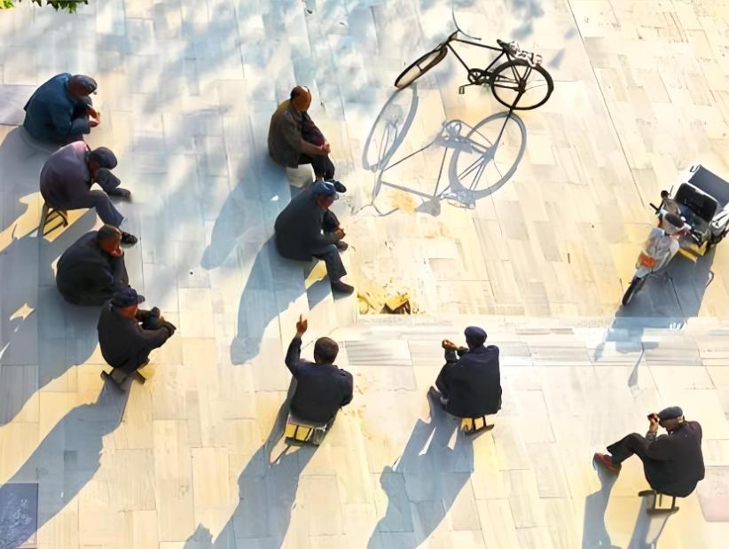 曾记当年上学堂，就比谁能得表扬。
而今门口太阳晒，只看哪个活得长。

"不挺尸咧