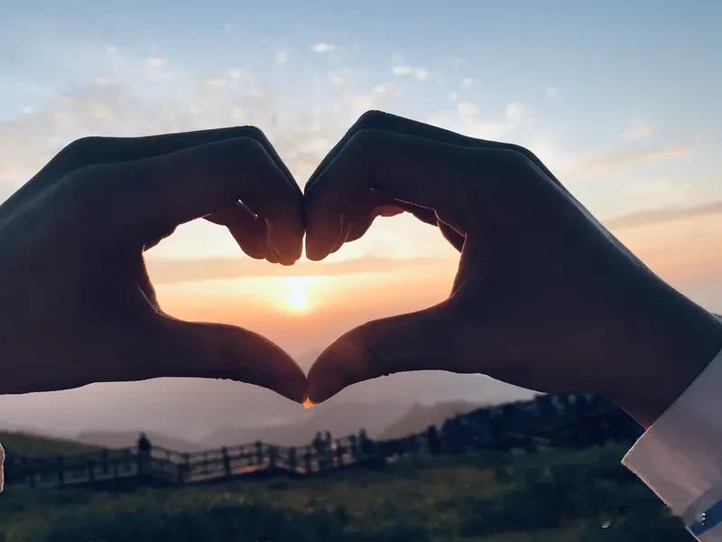 一个爱你的人会舍得不联系你吗？这问题就像爱情里的谜题。按常理，爱一个人就想时刻黏