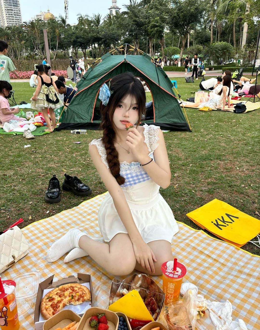 今天穿了格子蕾丝吊带裙，在郊外野炊的地毯上伸出脚丫子享受美食。为什么女生的脚感觉