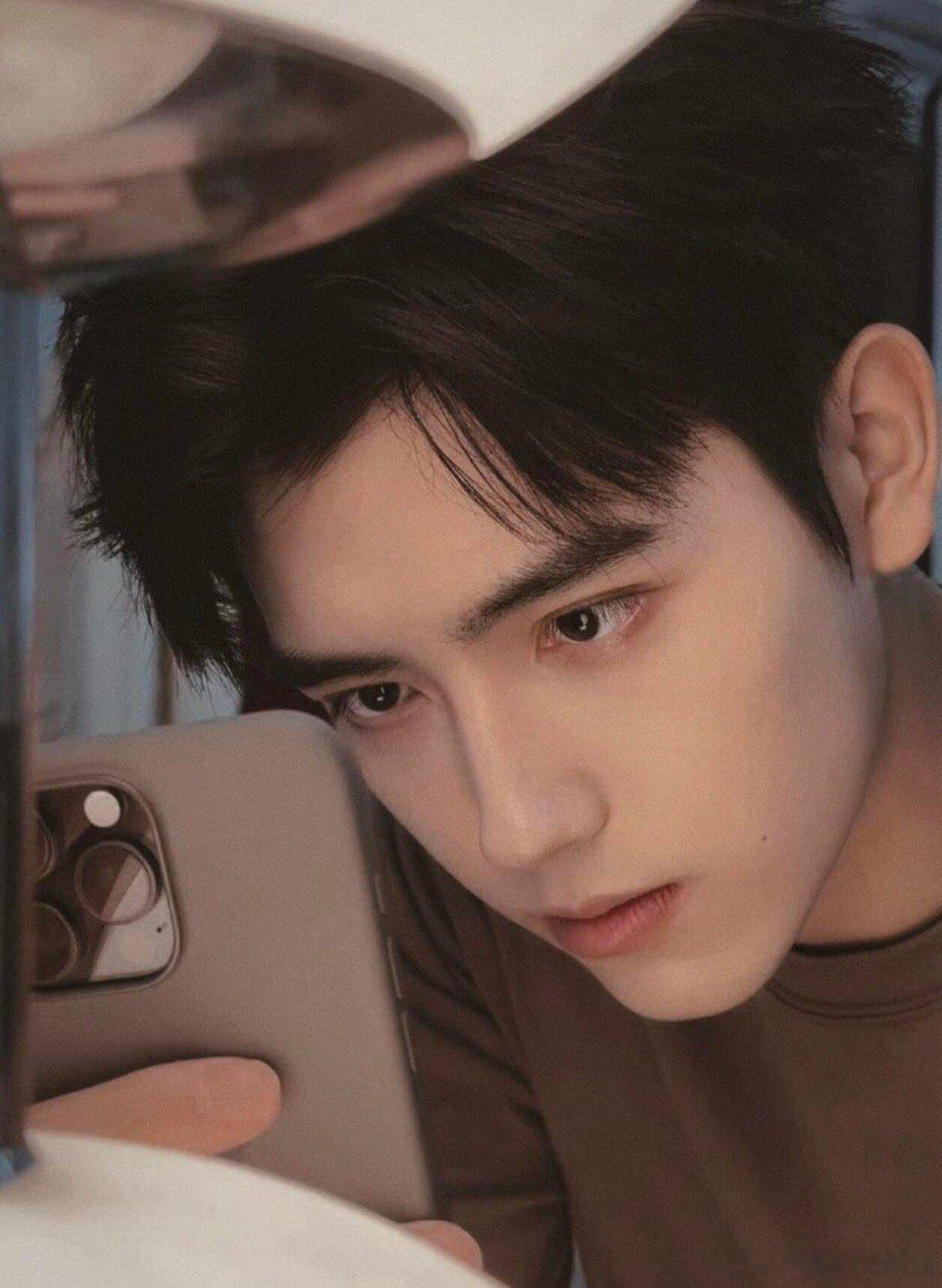 人总会在不同年纪反复爱上阿瑟 宁缺时期的他是烈酒，一口下去上头；李峋时期的他是苦