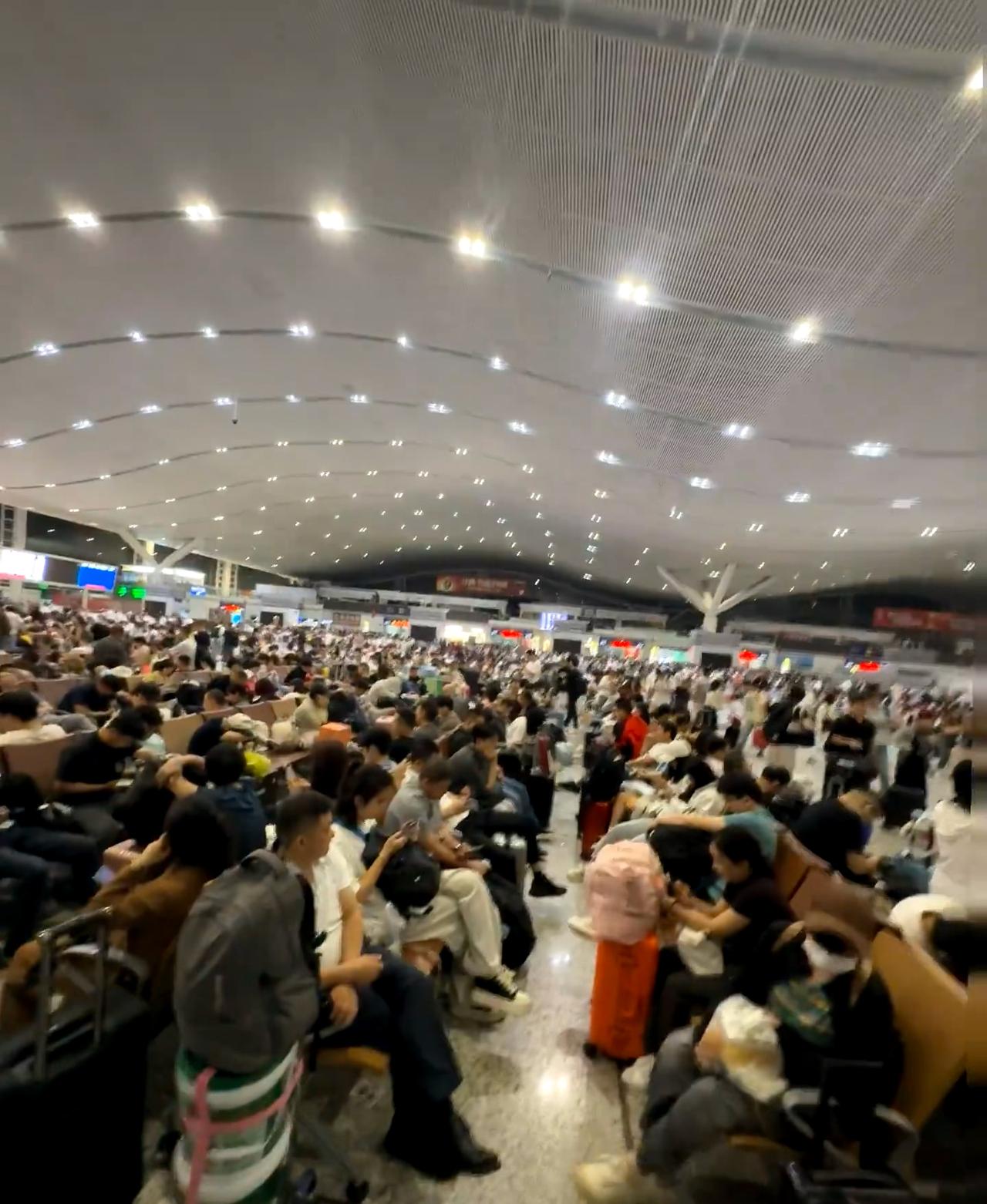 9.30凌晨一点半的深圳北站。

凌晨的深圳北站，感觉比春节白天的时候人还多，密