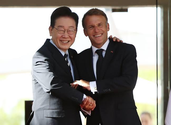 李在明落地法国，搂着马克龙的肩谈笑风生
日前，法国卢米埃尔电影峰会现场，韩国总统