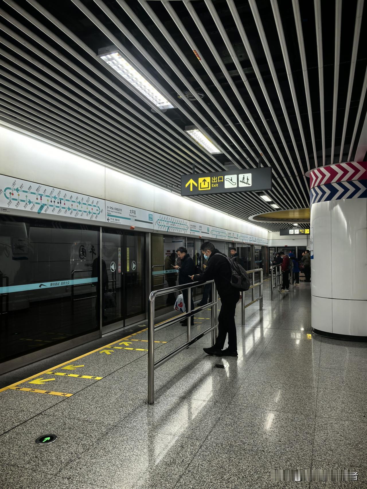 赶个早班机，天还没亮出发，天亮了还没起飞，哈哈！