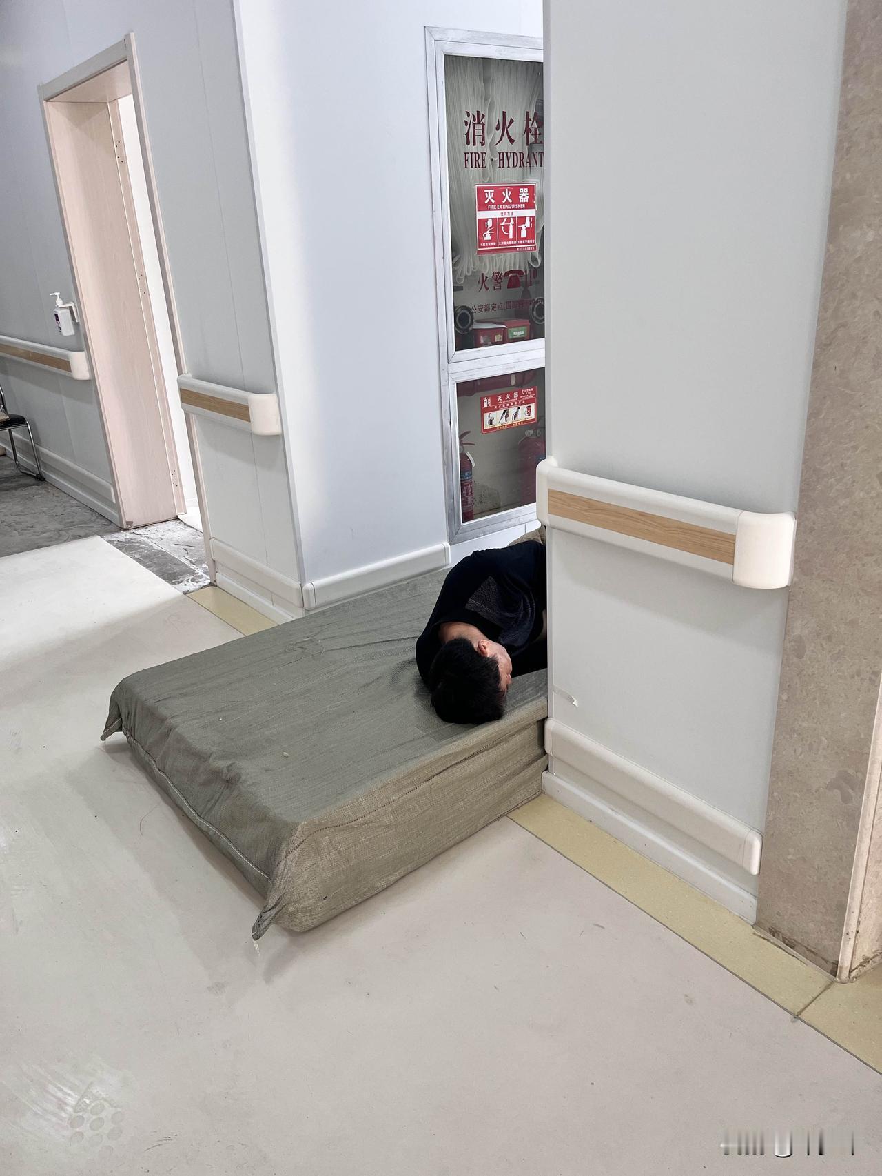 看见装修工人就这么睡在装修材料上也是挺心酸的！无论外面多么吵闹，他就这么睡着了。