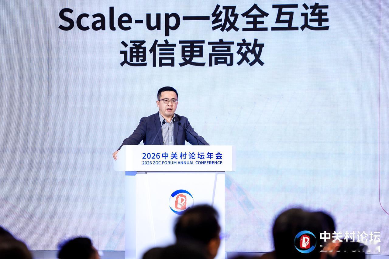 算力圈终于醒了！看到了今年↑务实的答案
 
算力圈有个怪现象：要么8卡小打小闹，