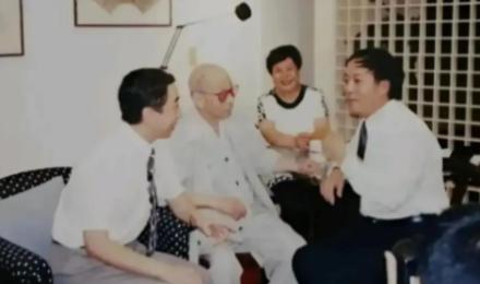 1993年台湾，冯巩拜访92岁张学良。张学良一见冯巩竟然惊讶得说不出话来。

为