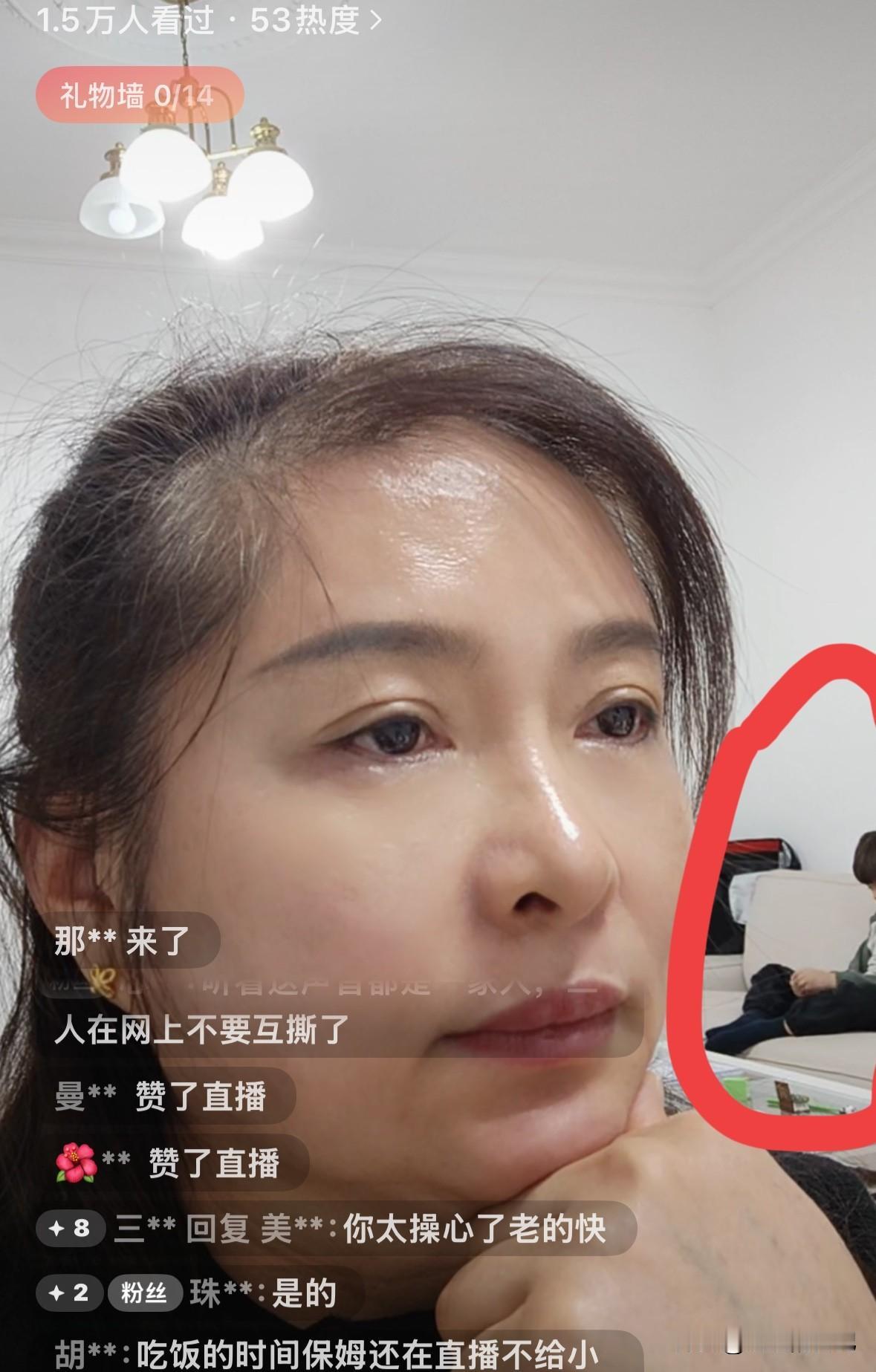 小宝实际挺可怜的，人不是有钱就能幸福，特别是孩子。

小宝家的周姐也在开直播，根