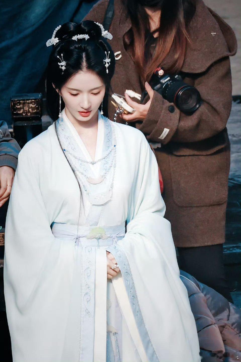 刘些宁清丽出尘的美刘些宁把青花瓷穿身上了刘些宁归良辰新造型路透，青瓷色古装清丽出