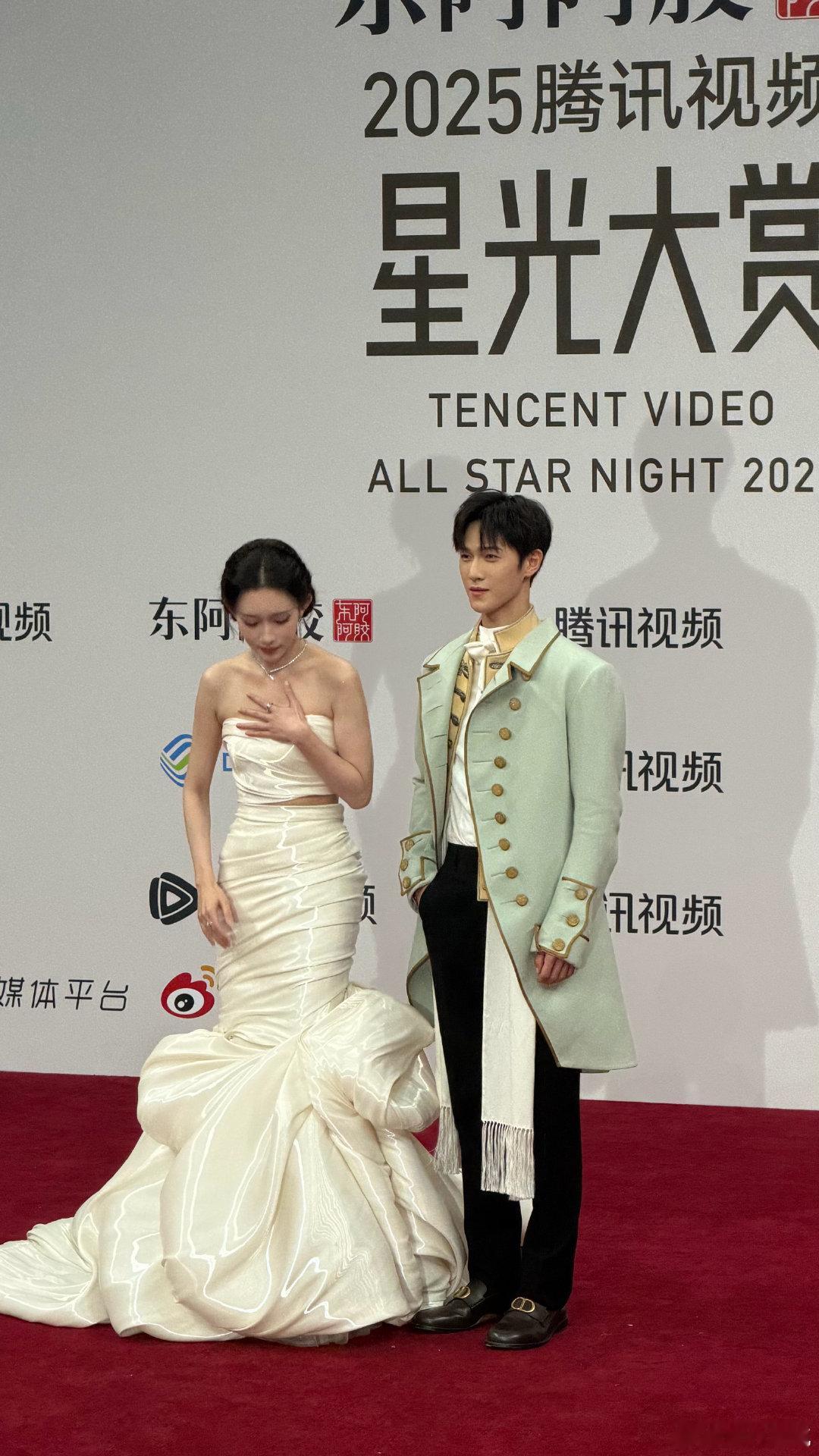 李昀锐孟子义你俩聊啥呢 悄悄话也太密了吧！从红毯护裙摆到后台互怼，四年三搭的默契
