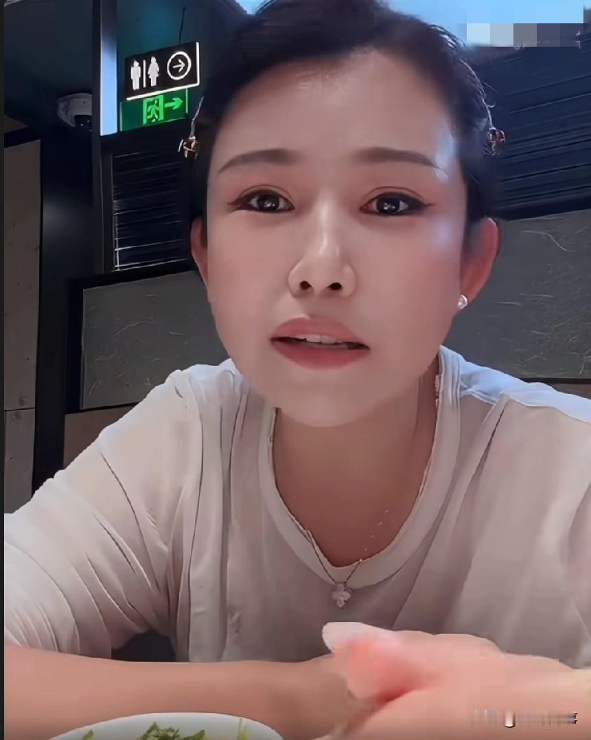 驴姐在上海独自给儿子过生日，粉丝追问二驴平荣转账没有？驴姐暴躁起来吐槽驴爸，人家