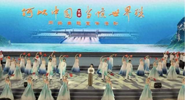 2000架无人机点亮武汉江滩，为“三节一展”添彩！