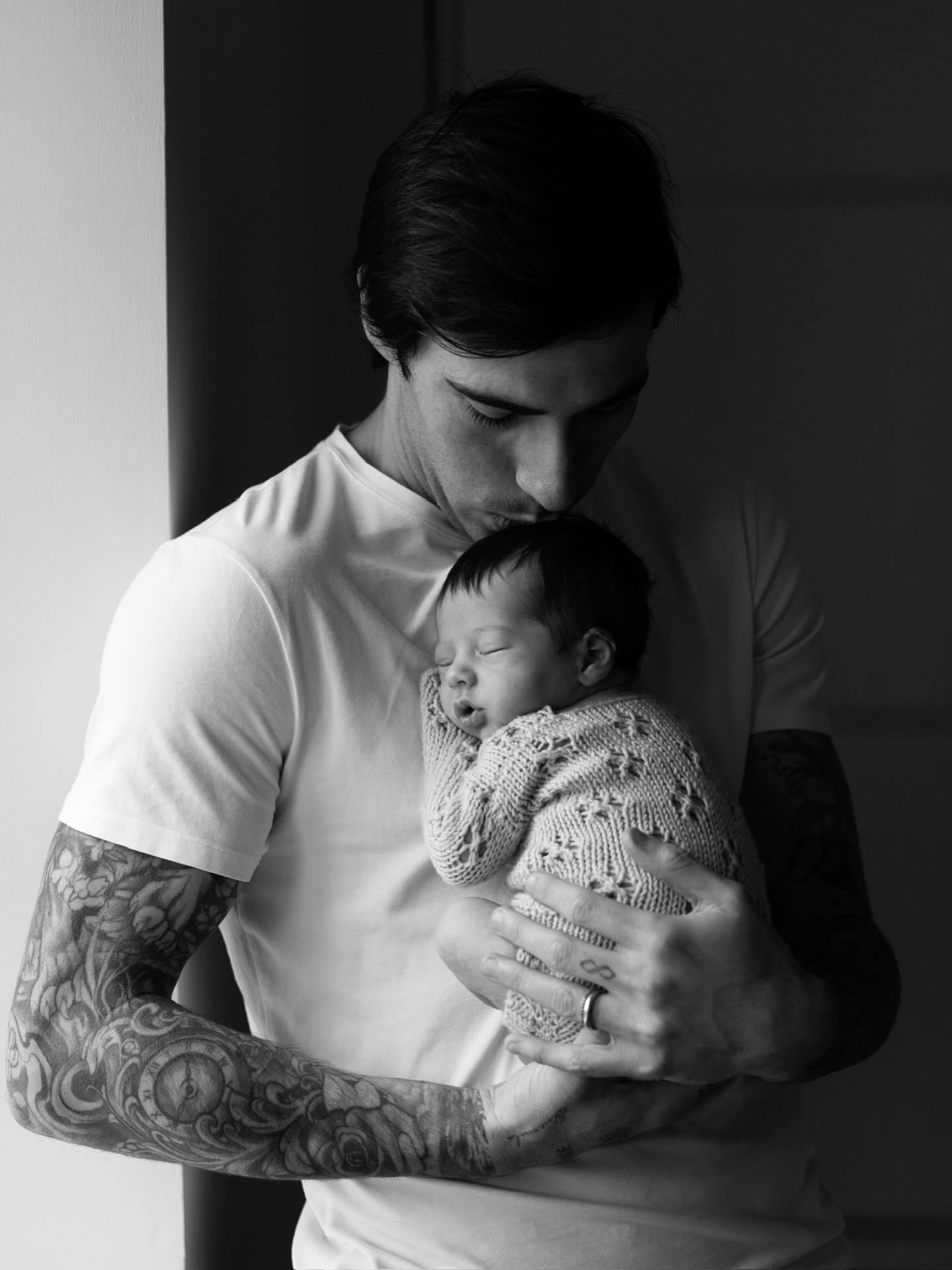 【🥰】 英超 桑德罗·托纳利🇮🇹的宝贝儿子满月了。🩵 