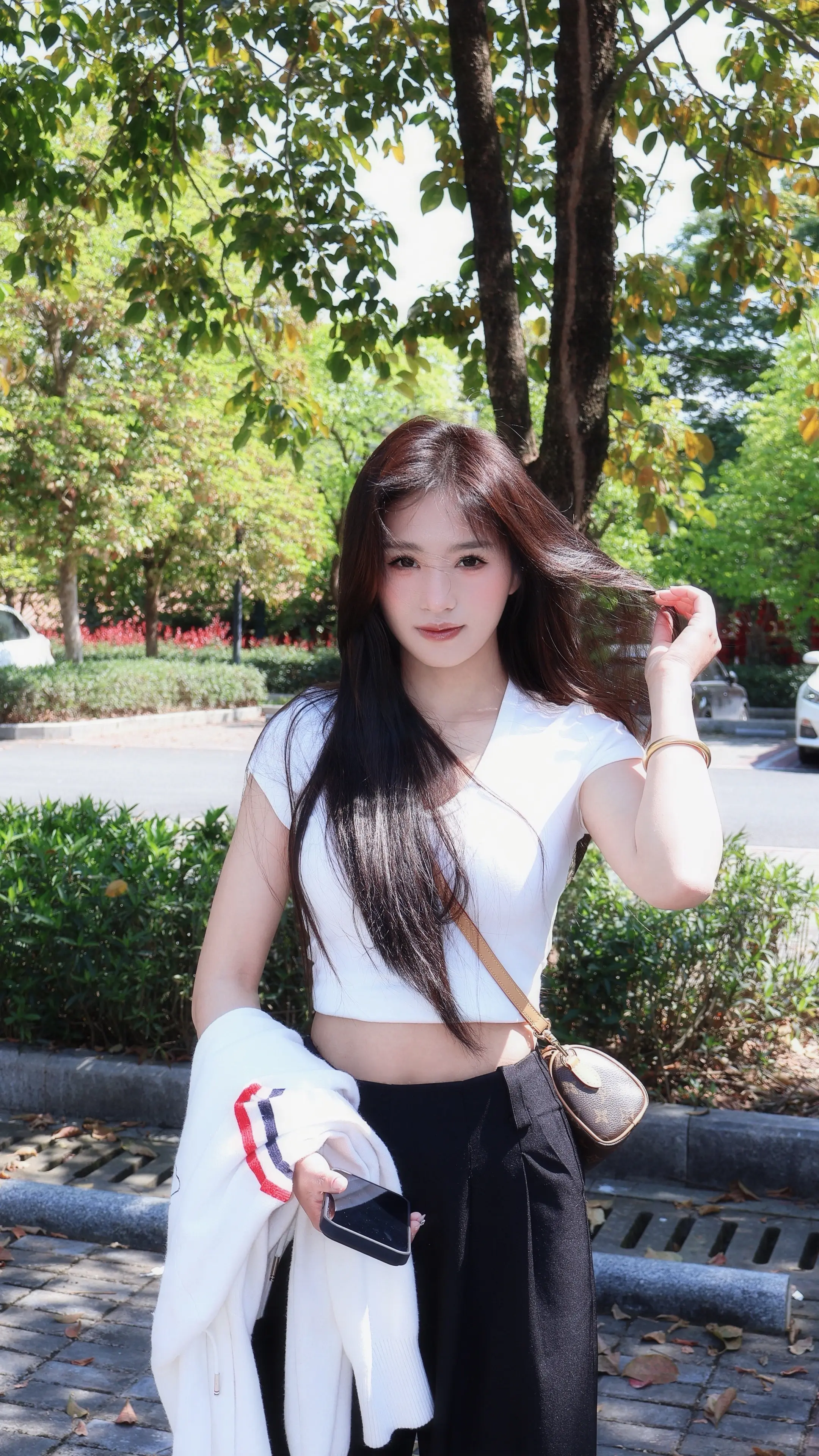 从房子走出去 站在春天中间 阳光是新的流浪  春天给我照相 新的光 新...