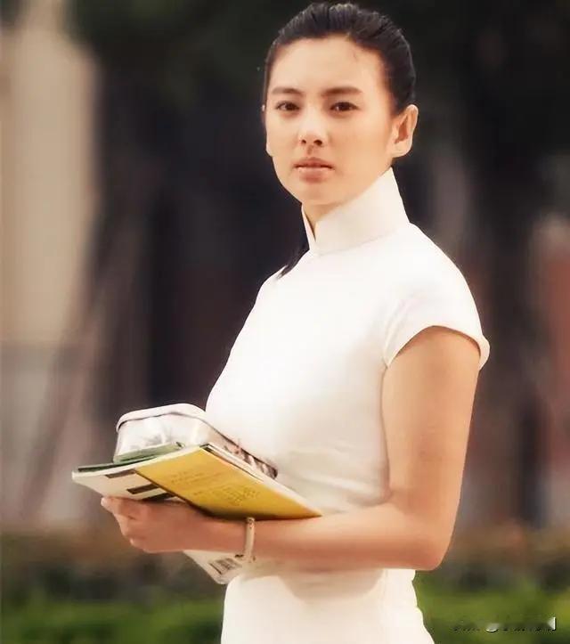 刚出道的张雨绮看着挺土气的，穿着紧身旗袍显得身材很丰腴，皮肤也不是很白。那时候的