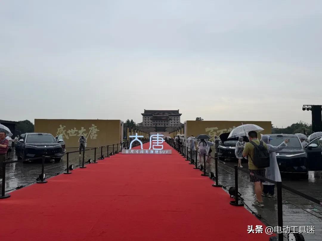 比亚迪大唐即将全面上市了，此前预售价格为25-32万元，小定量达到了10万+。2