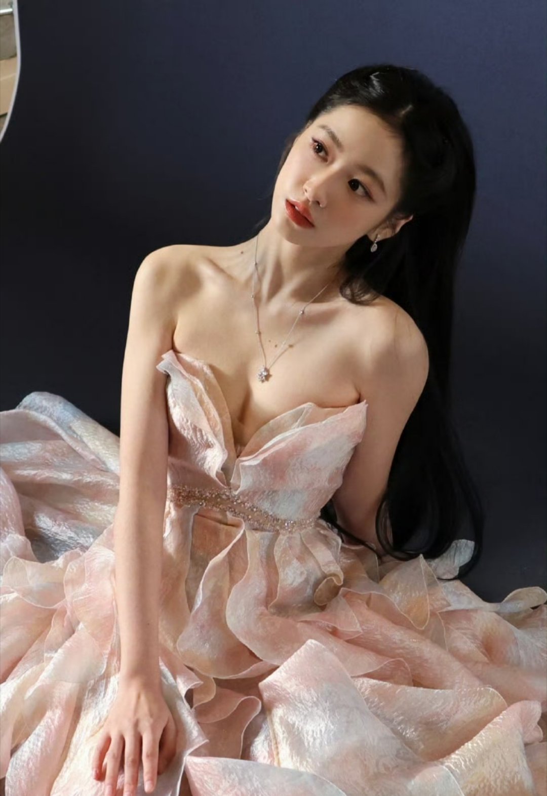 杨肸子香奈儿竟然是好朋友，我也是现在才知道，原来都是好朋友的呀，当然要一起支持，