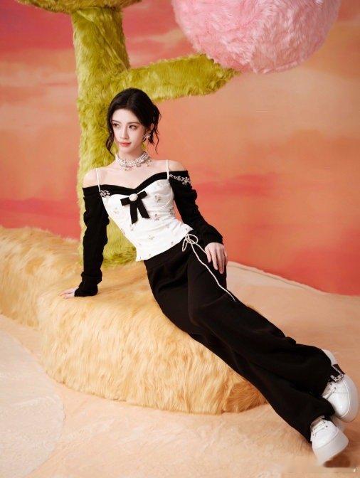 鞠婧祎一整个温婉住了 连续两天被小鞠的颜值牢牢吸引，这份视觉享受真的让人满心欢喜