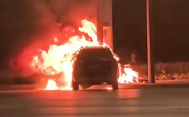 问界深夜起火致1人遇难，警方定性单方事故，却有几个问题没答案