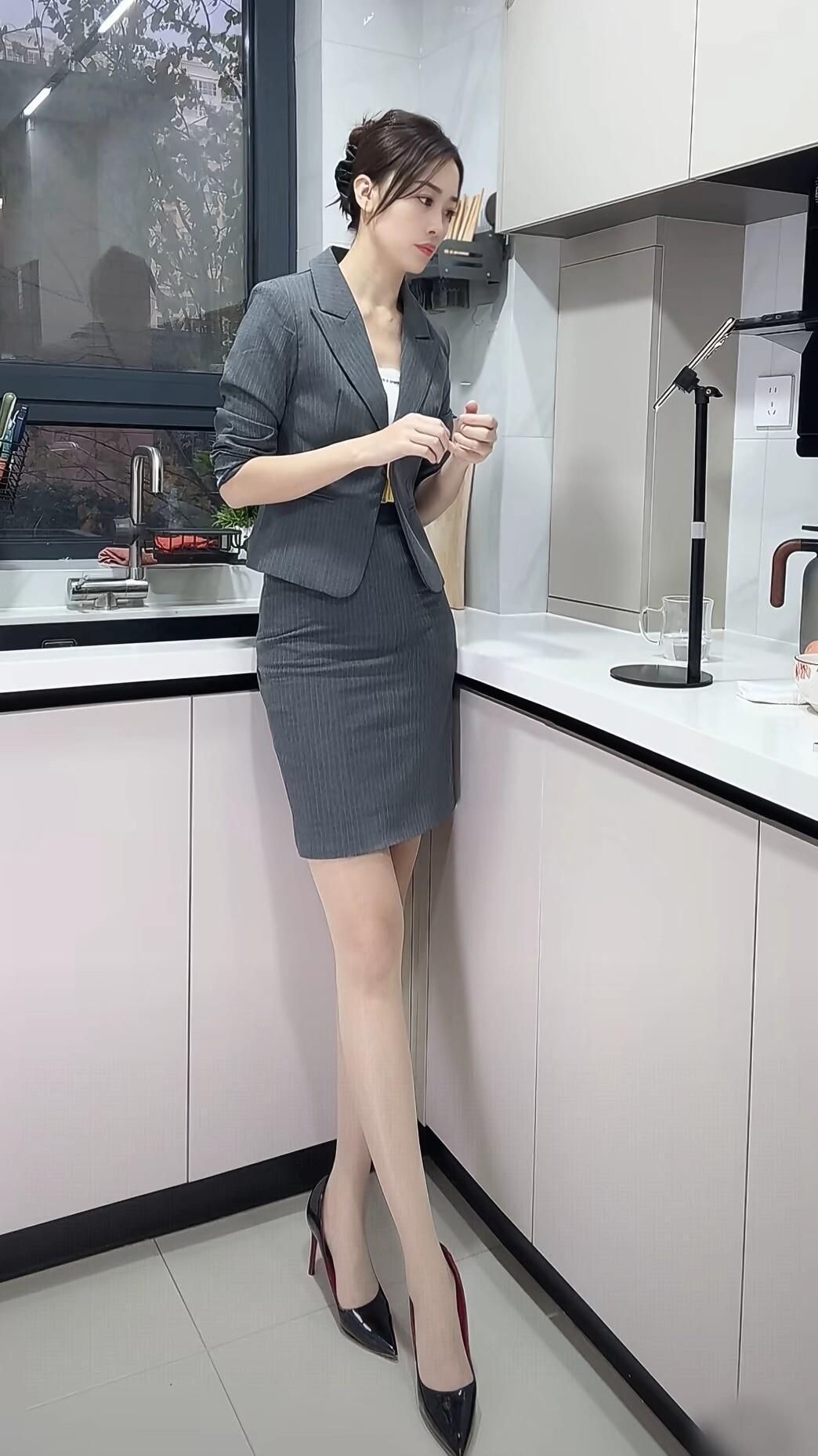 优雅职场风，灰色西装裙搭配红高跟鞋，尽显女性魅力！
