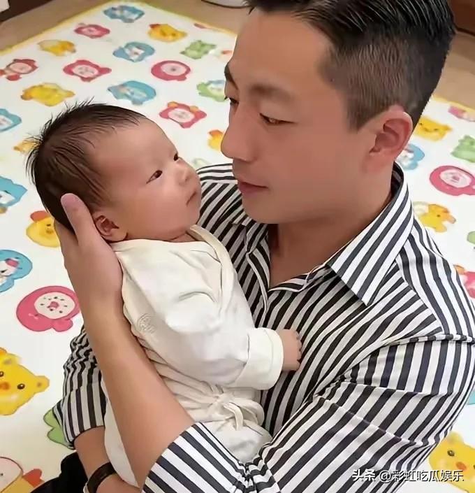 汪小菲终于可以尽情晒娃了，再也不用担心被起诉了，以前晒娃正脸必须打马赛克，忘了打