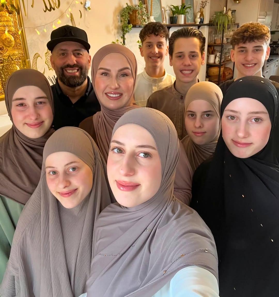 德国一个纯白人家庭改信穆斯林，女性都戴上了头巾。

南评：欧洲的多元化推行的挺好