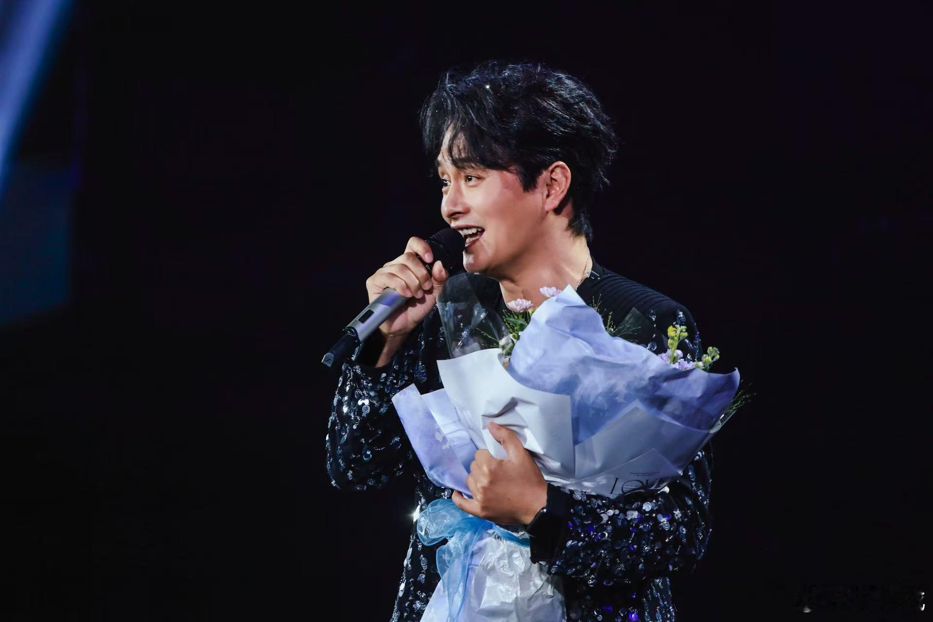 云飞唱给家乡包头的歌云飞草原飞来的歌包头站还在循环通辽站的现场片段？云飞领衔的音