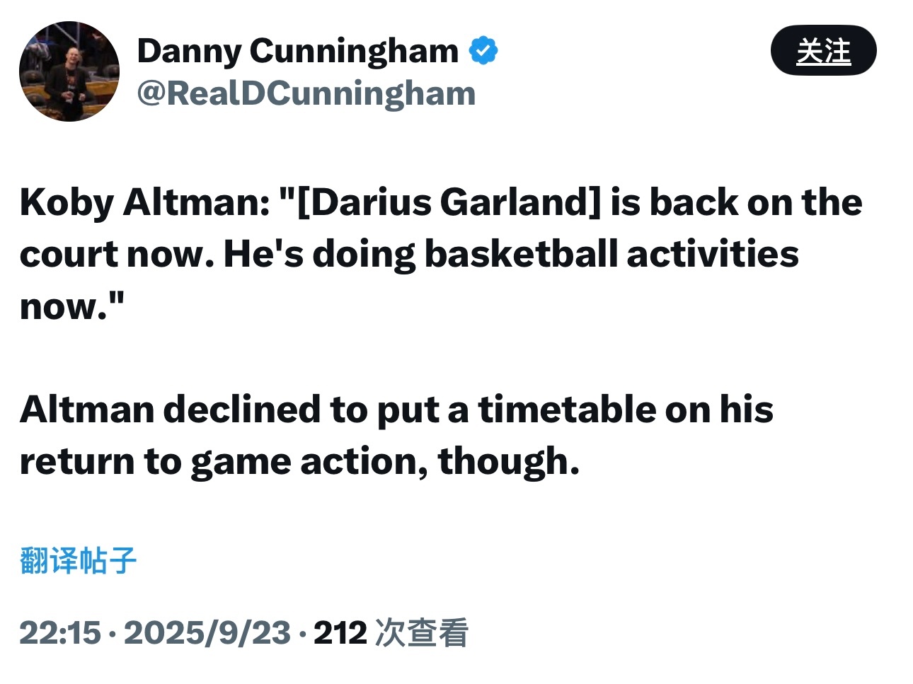 骑士篮球运营总裁科比·奥尔特曼透露，主力控卫加兰已回到球场，正在进行有球活动。奥