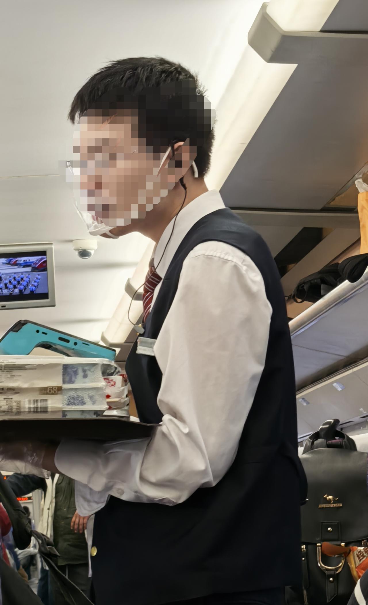 快到中午了，年轻的乘务员兜售盒饭。排骨的58，牛肉的68，还有48的不知道是什么