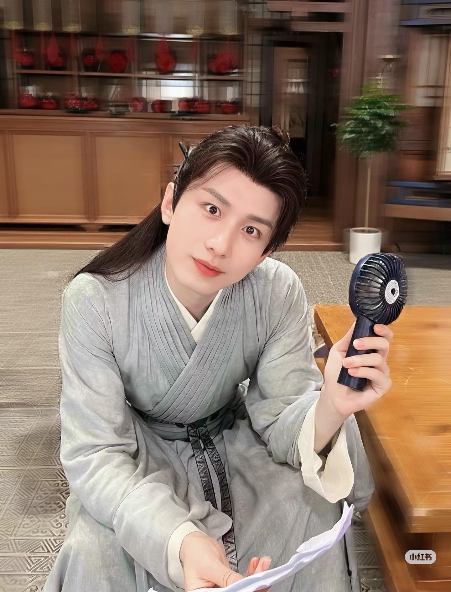 2026年了，还有没见过的《莲花楼》照片！这一张李莲花好乖啊，好萌好可爱的小花～