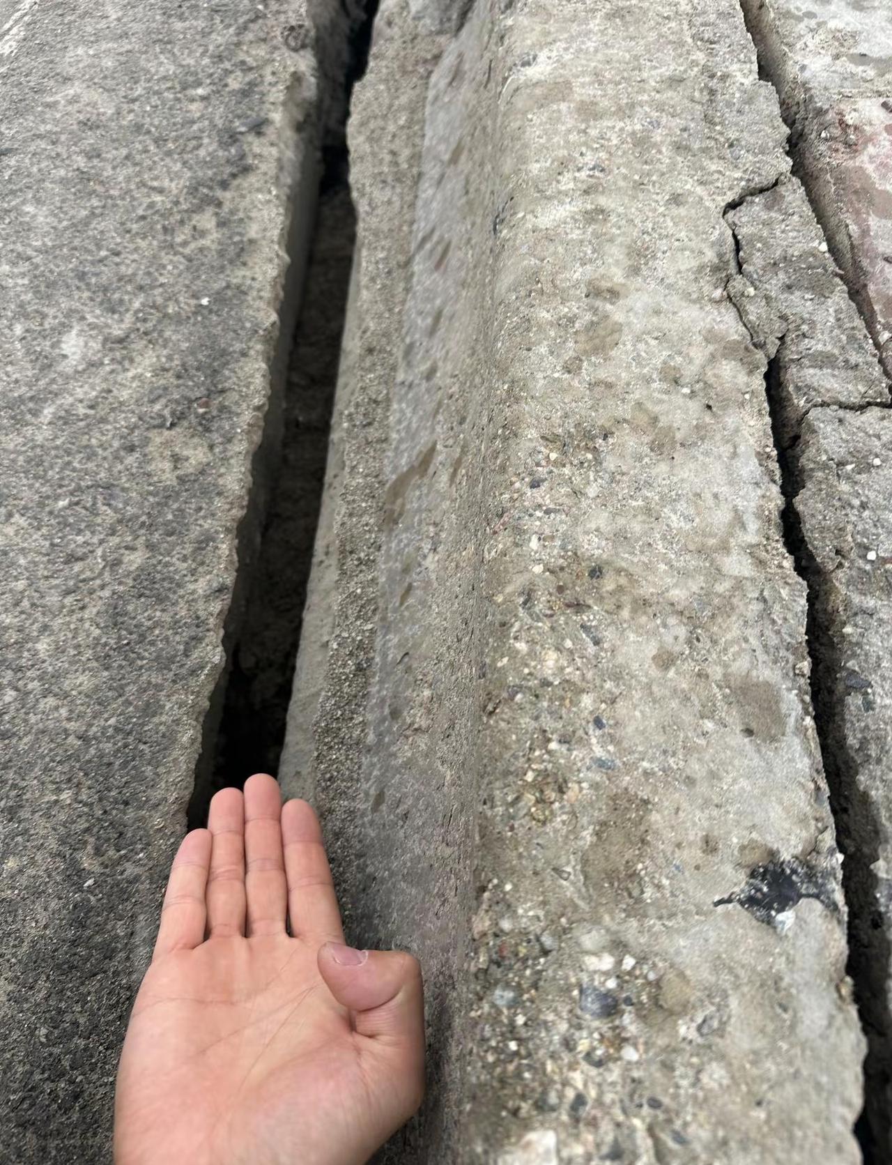 大柴旦地震 17:07左右震感强烈，大柴旦翡翠湖刚从停车场出去地震地震 地震快讯