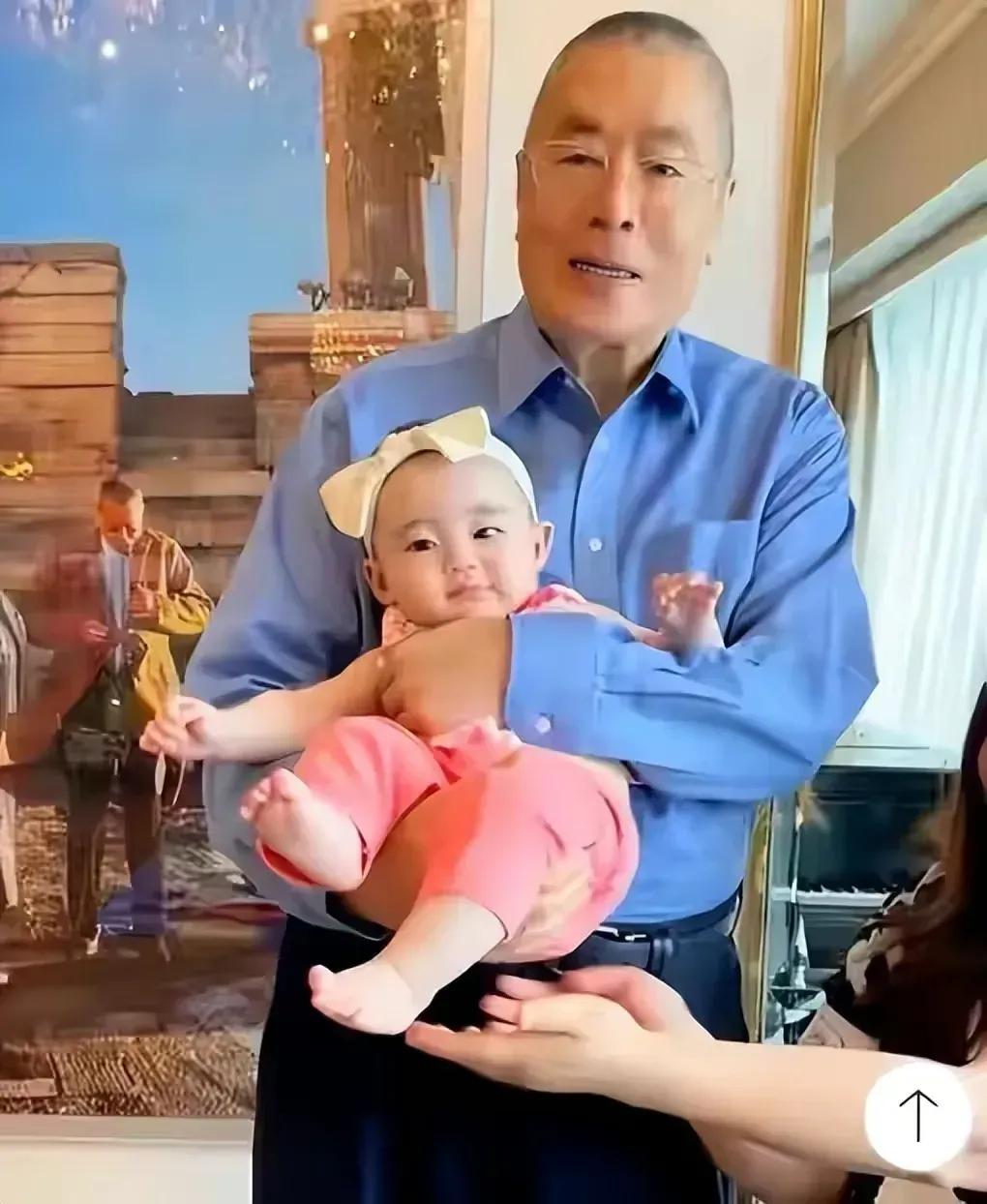 震惊了我的三观，83岁的钢琴家为自己两岁女儿庆生的时候，竟然还要直言生二胎，果然