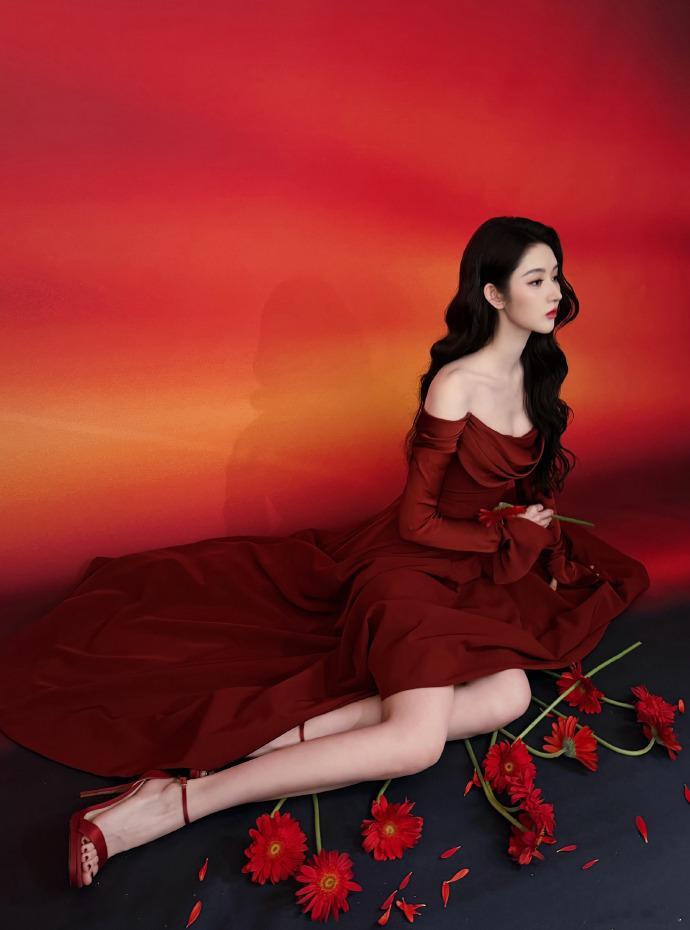 王玉雯抹胸红裙王玉雯吻花红裙美人惊艳亮相！大波浪卷发尽显风情，吻花的柔美瞬间，完