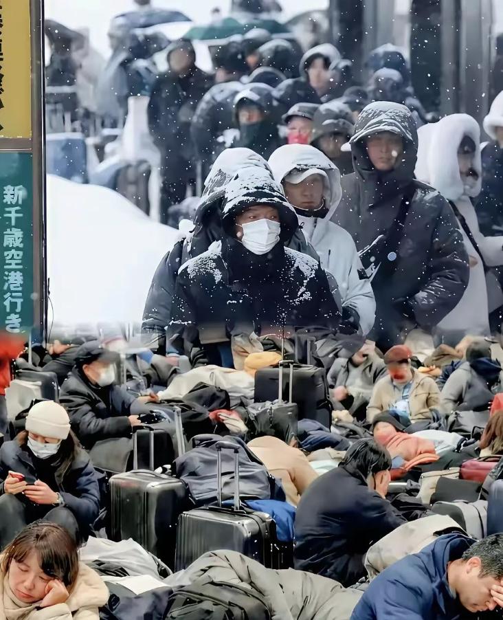 网上传的同胞大量滞留日本机场的消息，看着揪心，这场滞留真的全是意外吗？答案显然是