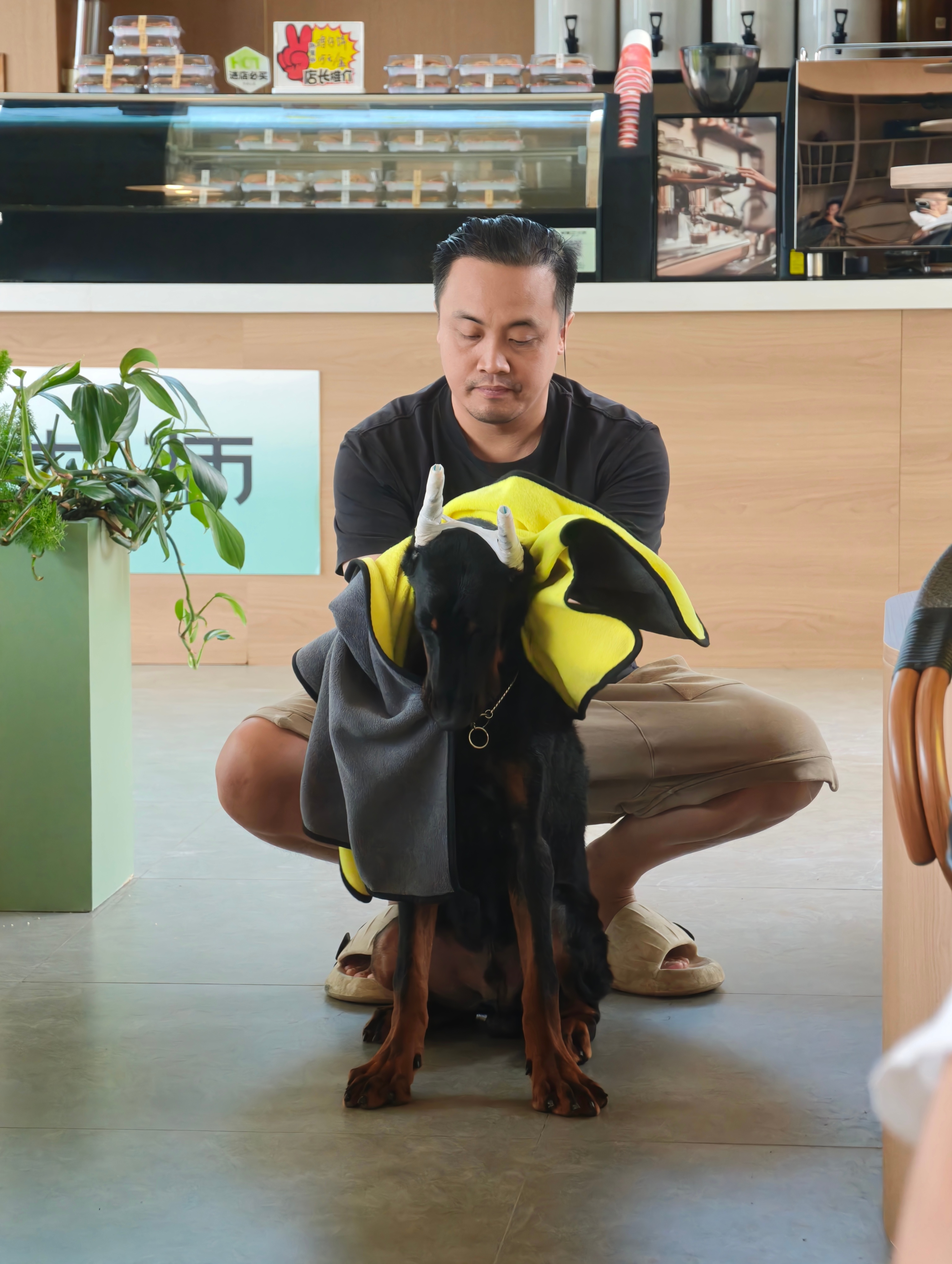奥斯卡进组，全剧组最早进组的演员，比明星还大牌，绝对是人上人的服务，坐理想meg