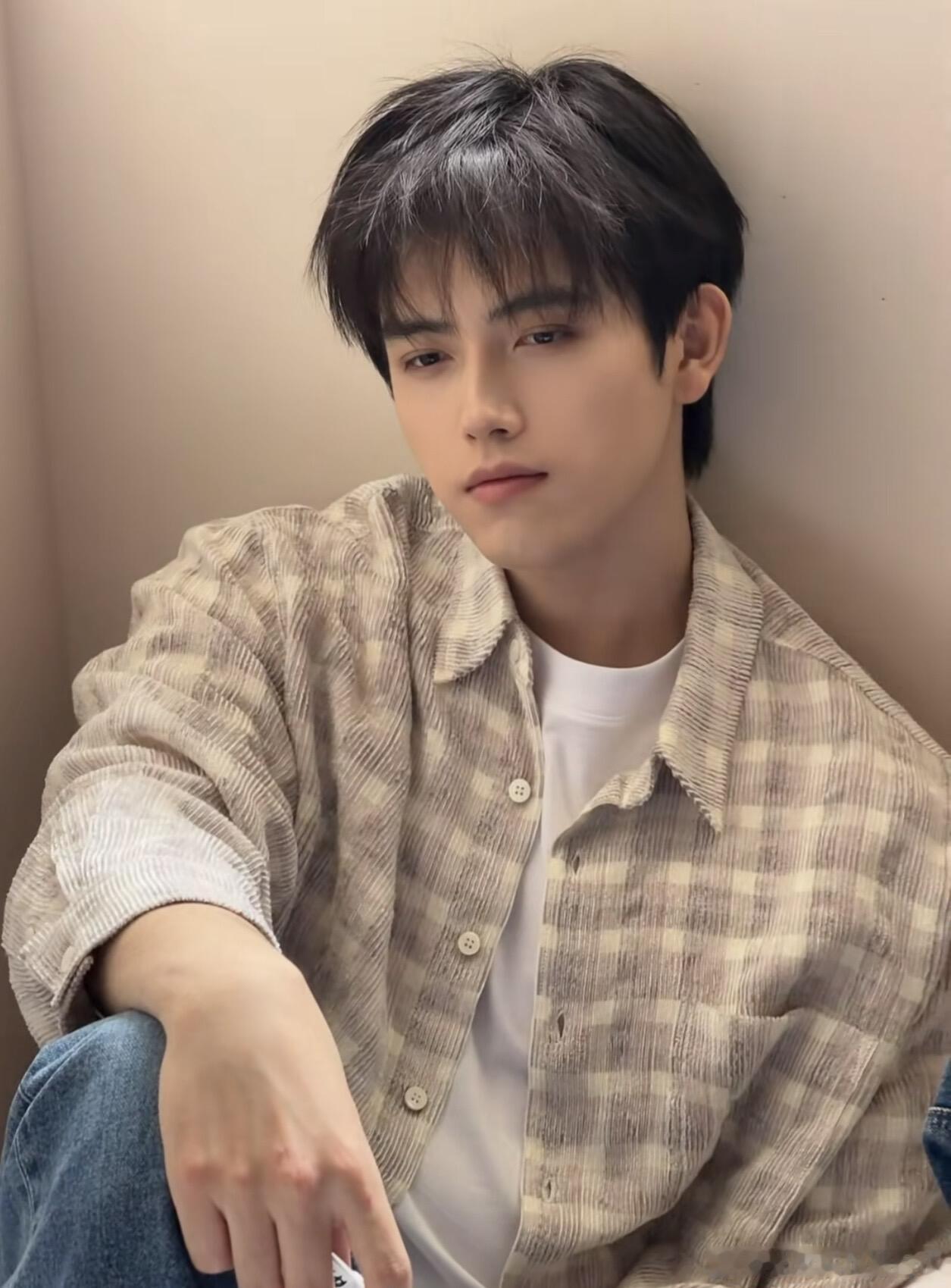 陈飞宇又贡献一个神级镜头被陈飞宇狠狠戳到！没有夸张表演，只用眼神把怀念、酸涩、迷