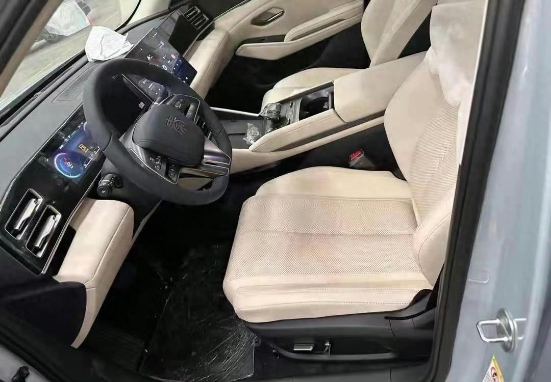 比亚迪秦L最新内饰谍照曝光，这个内饰大家怎么评价？
车内布局简单清爽，仪表盘+中