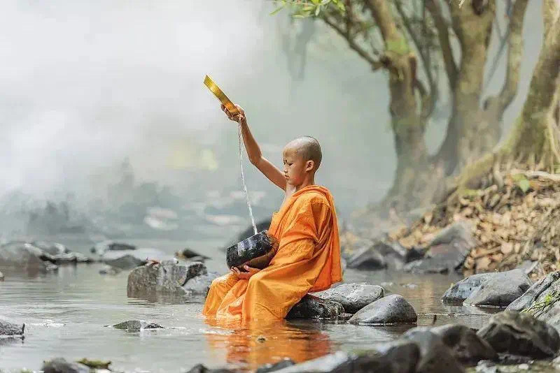 名利如浮云，生死如太阳，生的时候就是太阳升起的时候，下山之后太阳就看不见了，不要