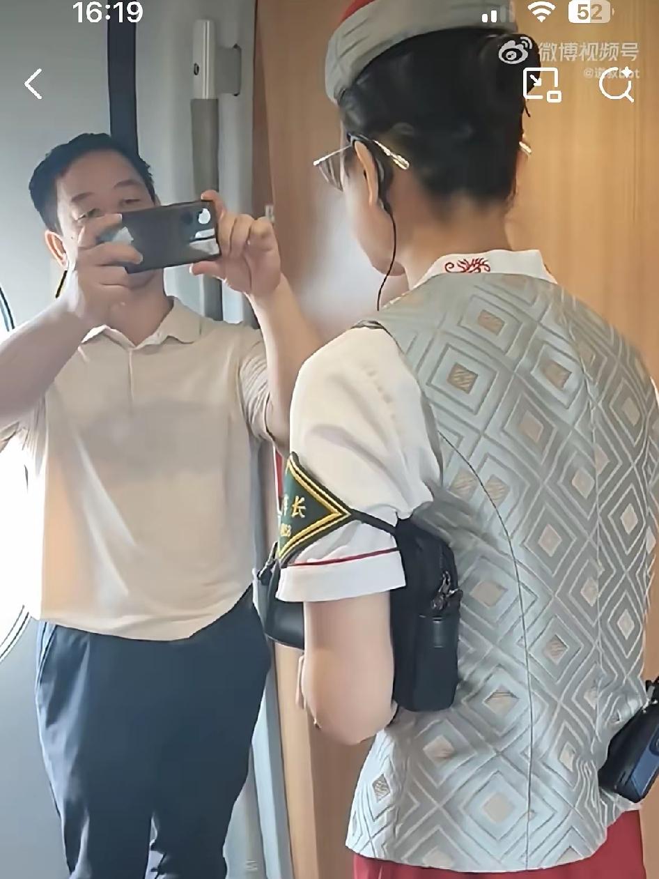 真的看不懂这种操作！
男子上错列车，列车长核验车票，他拒不配合，还举着手机对着列