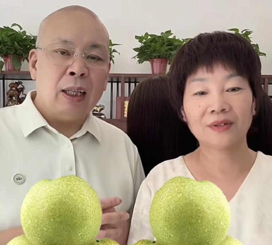 厉爸直播时回应:想了解厉怀远找他
厉怀远宣布明天在金牌翻译账号直播

厉爸厉妈今