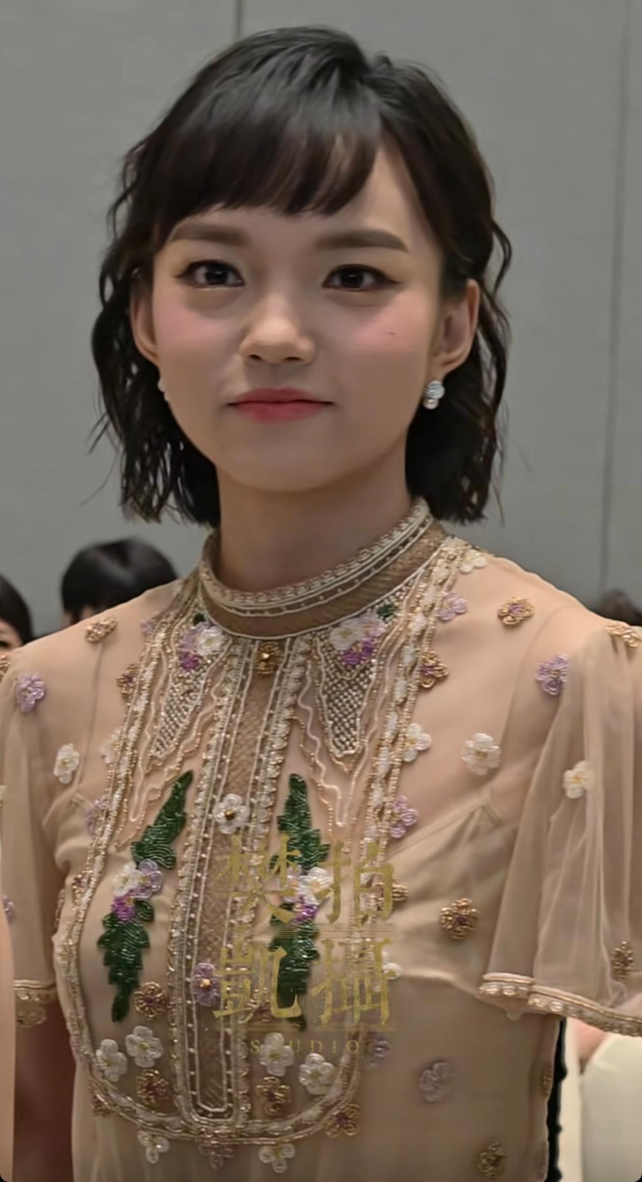 演员兰西雅的美很有记忆点，不是千篇一律的精致感，而是带着鲜活的生命力，灵动又自然