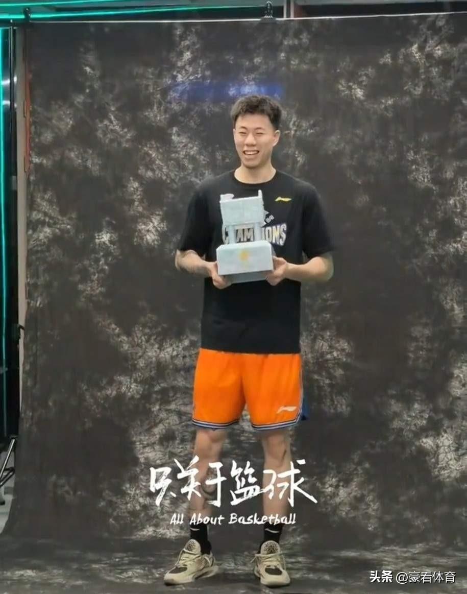 个人认为，上海男篮并没有那么强，只是有三名球员很厉害。下赛季想夺冠难度极大。
1