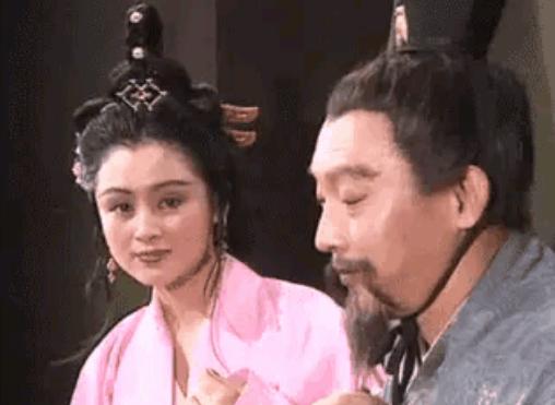 三国时，谋士郭嘉这个人非常好色，曹操女儿曹节看不下去，一时忍不住当面讥讽他，每次