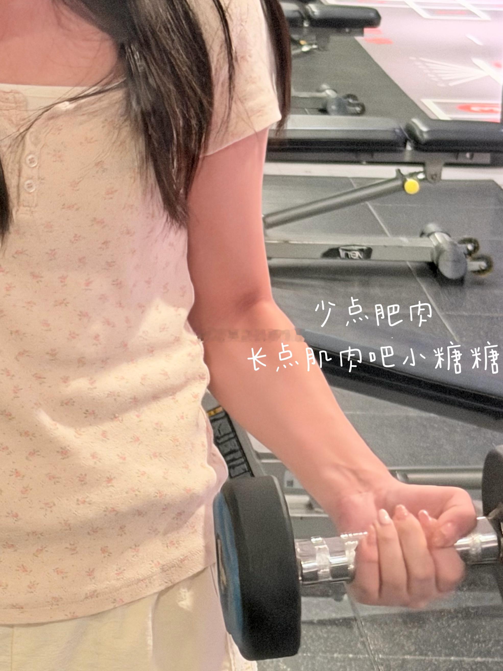 北京时间晚上十点有对小情侣还在健身俩人大汗淋漓🥵 