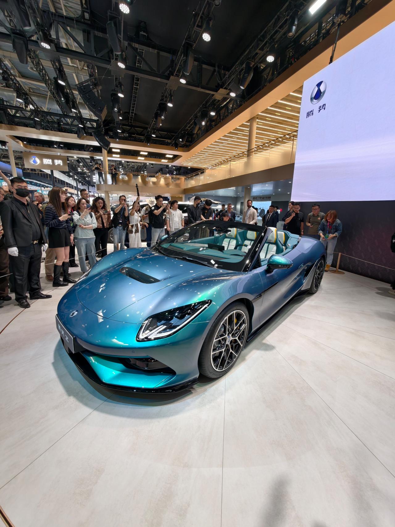 二十年前被嘲笑「只会造样子货」的中国品牌，如今已经站上全球超跑的顶端。

早期自