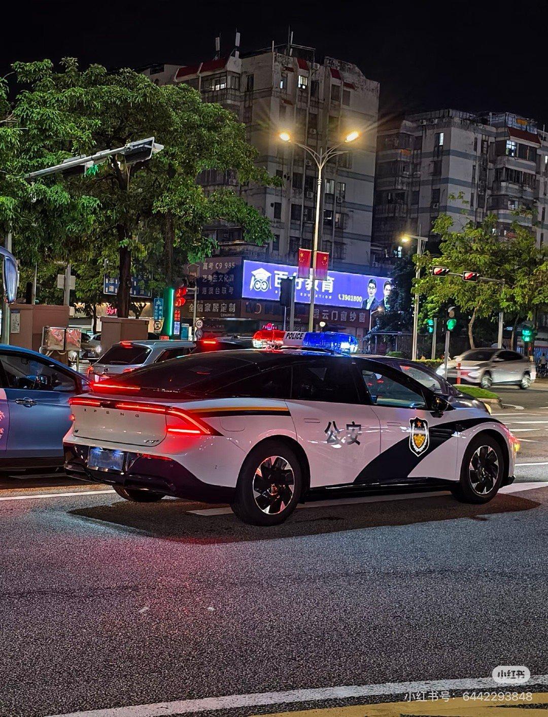 警车都上p7+了还有人觉得咱们国产新能源质量差呢[允悲] ​​​