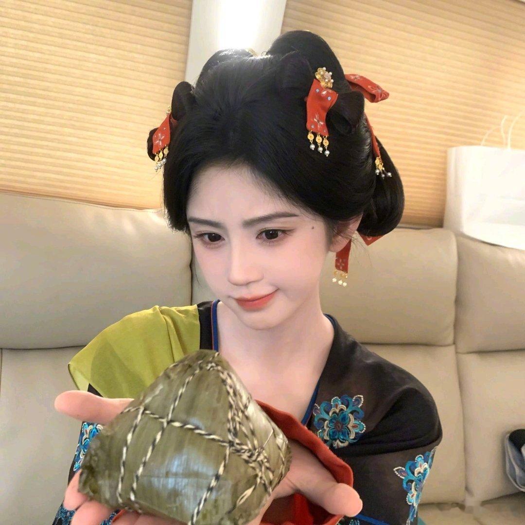 2026年端午节期间，鞠婧祎因晒出一张手捧巨型粽子的照片，引发网络热议，“脸快比