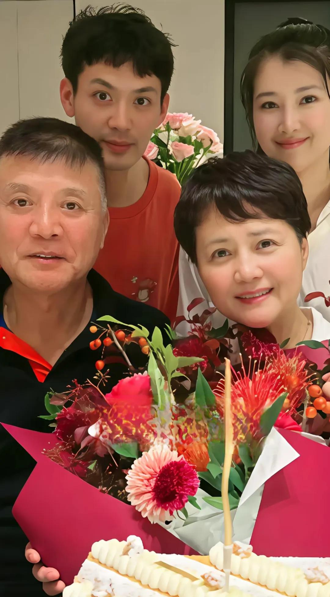 著名演员刘之冰一家四口温馨的画面，半路夫妻也很幸福[赞]