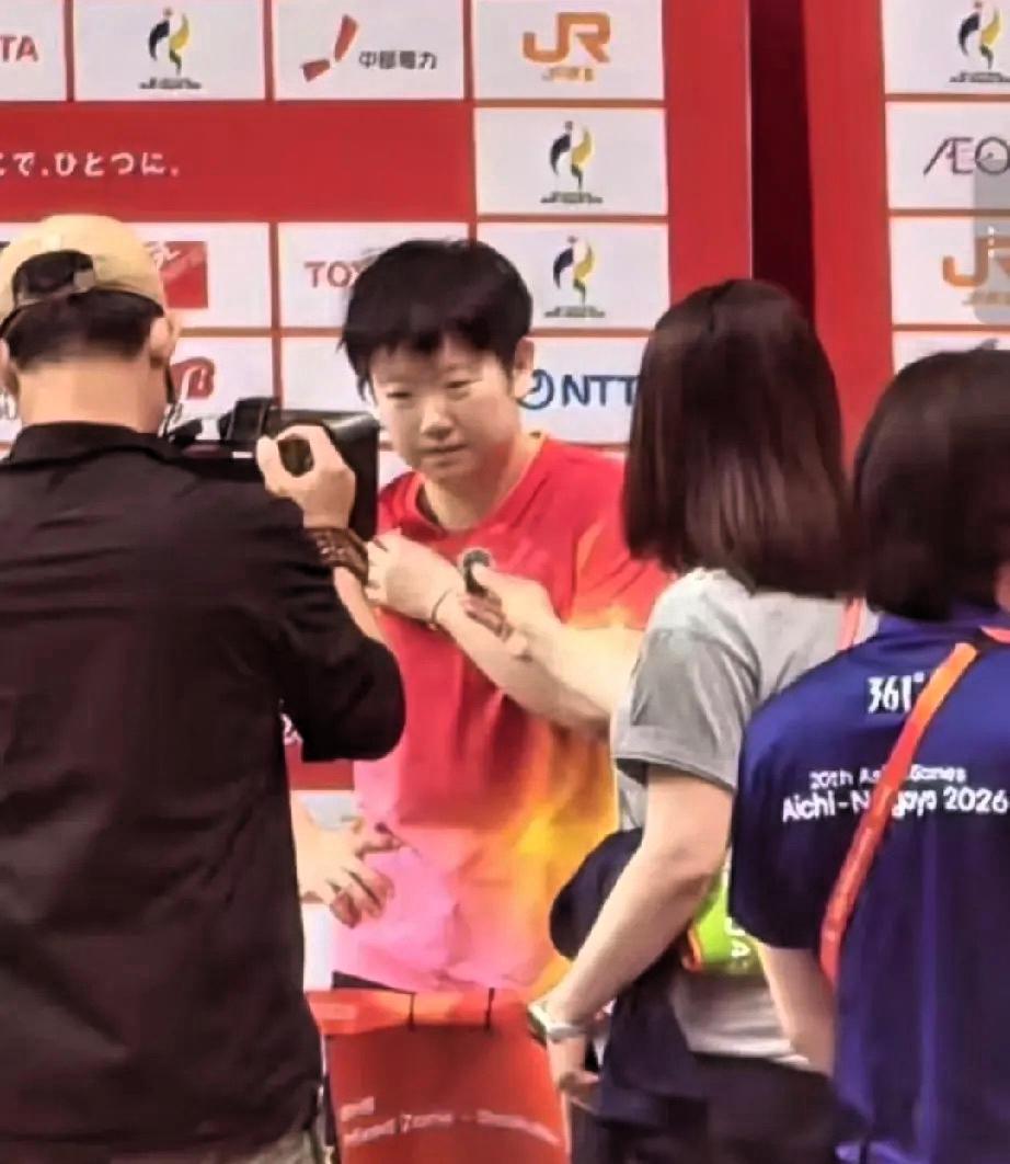 赛后采访镜头，看着莎莎抬手那一刻心里难受。
亚运会女单决赛结束接受采访，镜头里莎