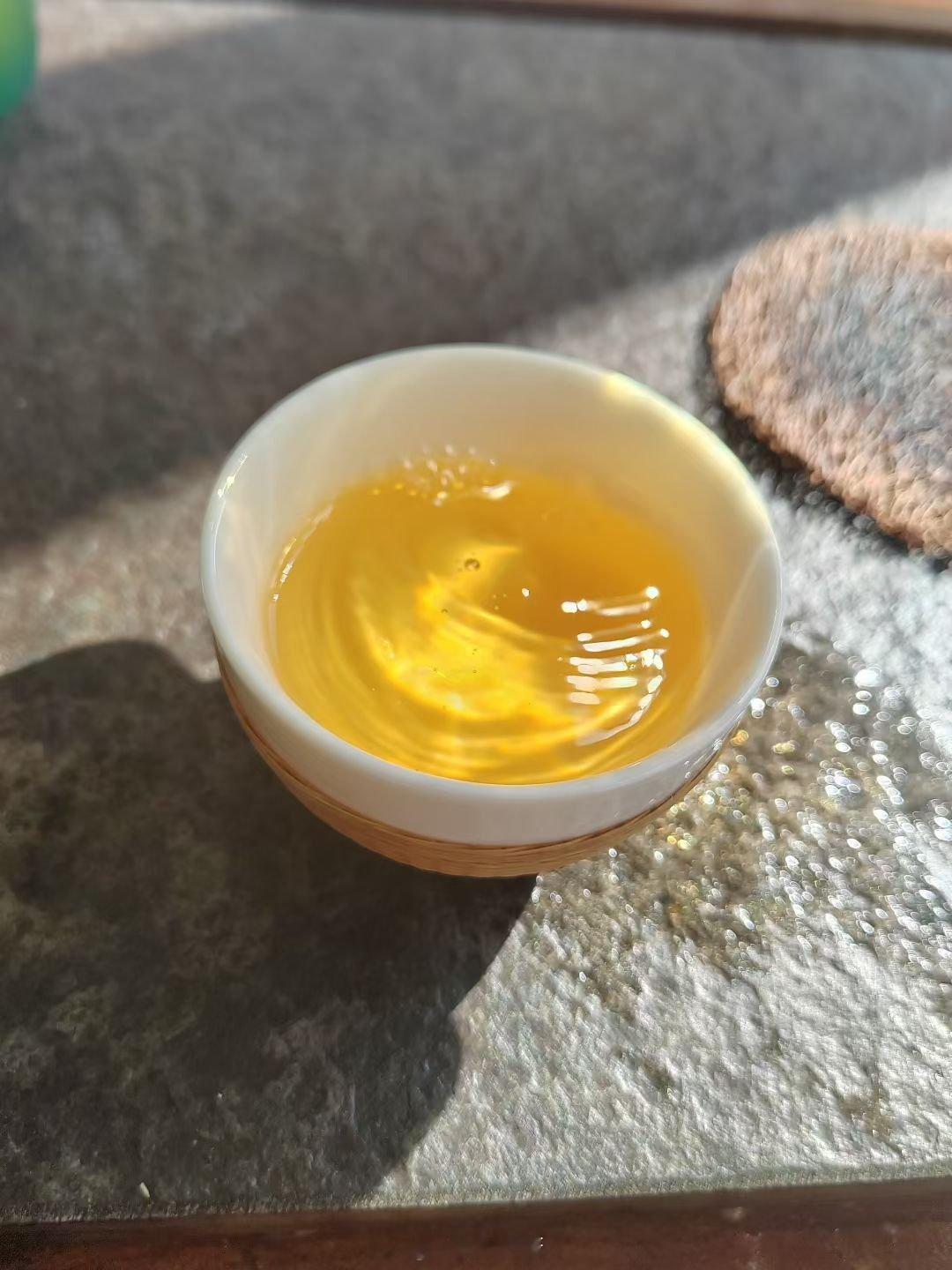 漳平水仙，最是那一抹如兰似桂的奇香。初泡时，花香浓馨芬芳，仿佛铁观音的煌口香在唇