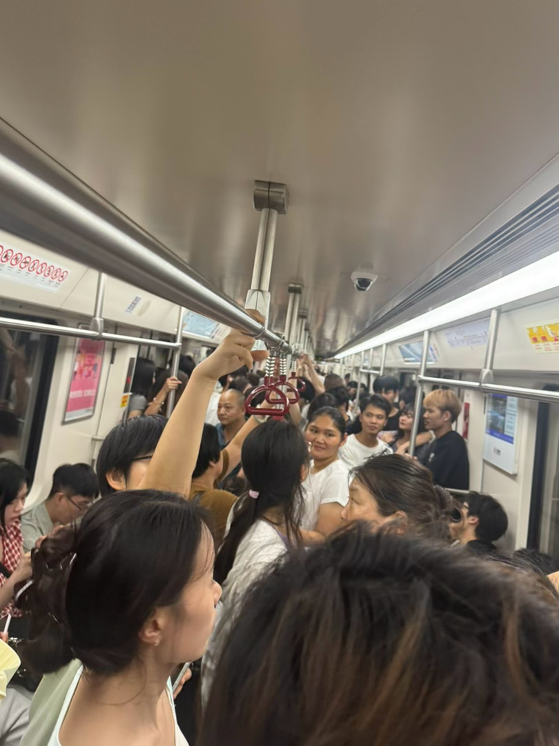 下班啦地铁好多人啊，都晚上十一点多了，地铁还那么多人，服了越来越讨厌广州
